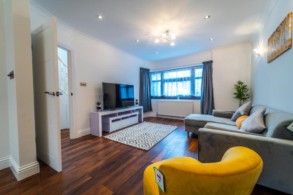 a living room with a couch and a tv at Modern 4 Bed Hayes Home (Free Parking) in Hayes