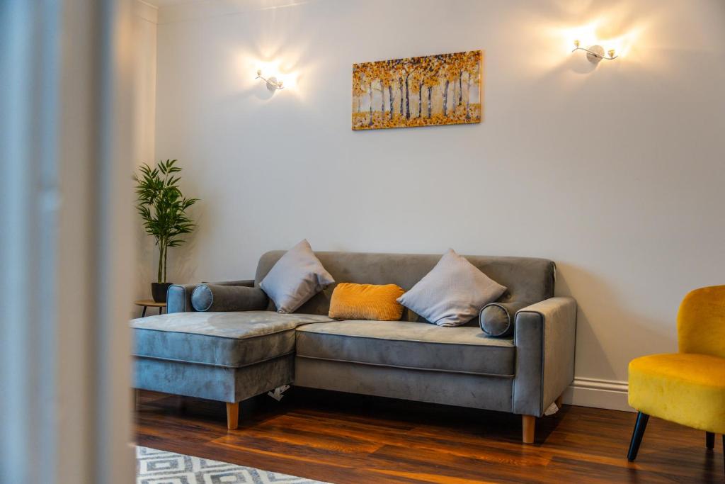 Posezení v ubytování Modern Spacious 4 Bed Hayes Home with Free Parking