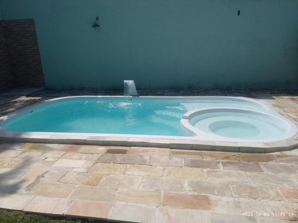 een zwembad in een tuin met bij CASA GRIEBELER 02 in Cabo Frio