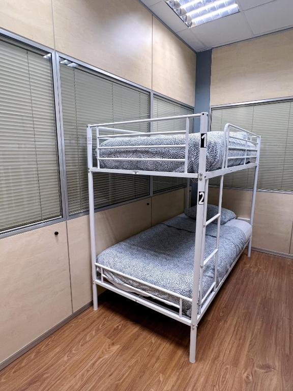 Postel nebo postele na pokoji v ubytování Hostel Acacias