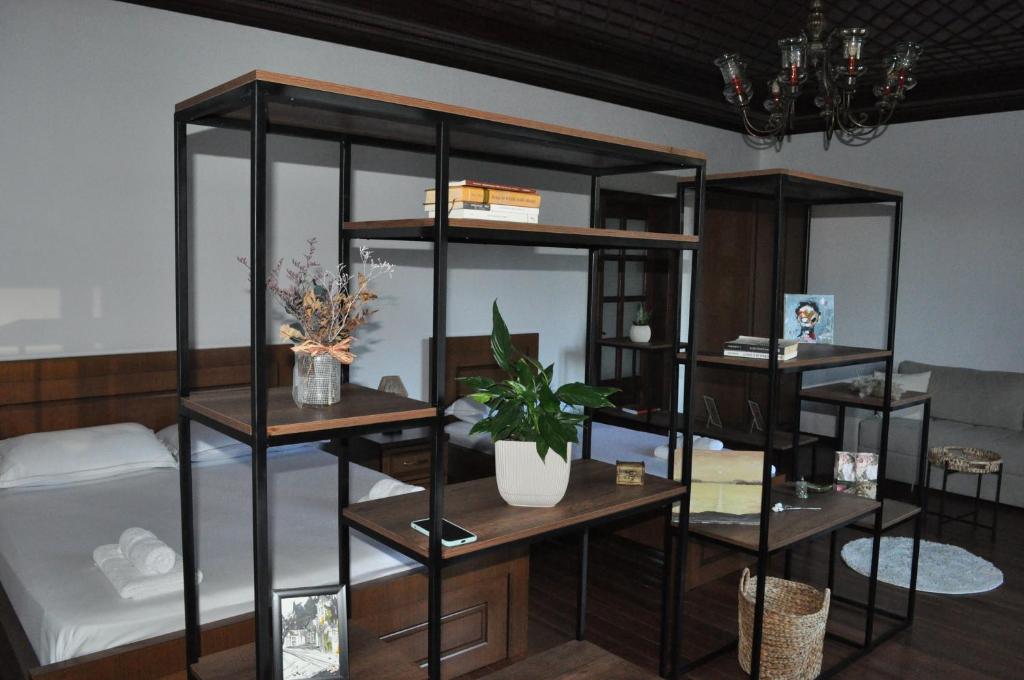 Timber Guest House - Image 2