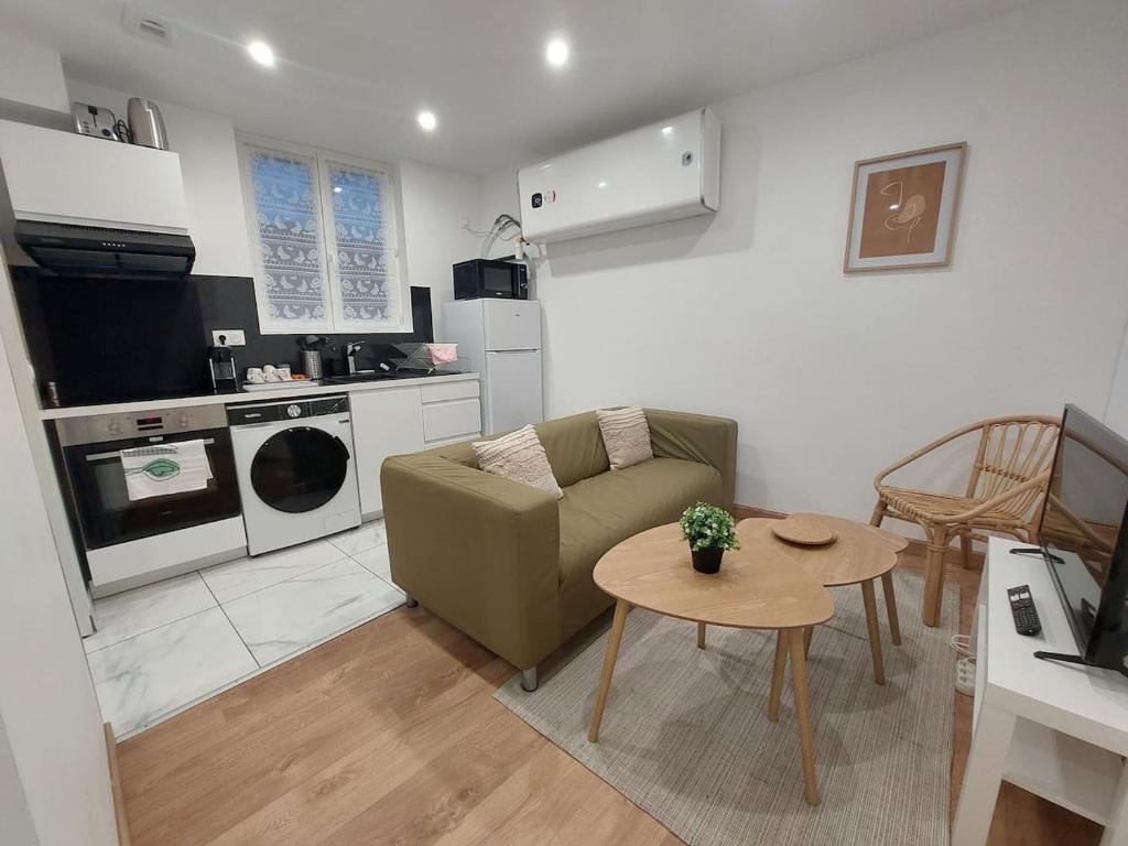 un salon avec un canapé et une table dans l'établissement Logement proche Paris Stade de France CDG airport-idéal J-O, à Aubervilliers