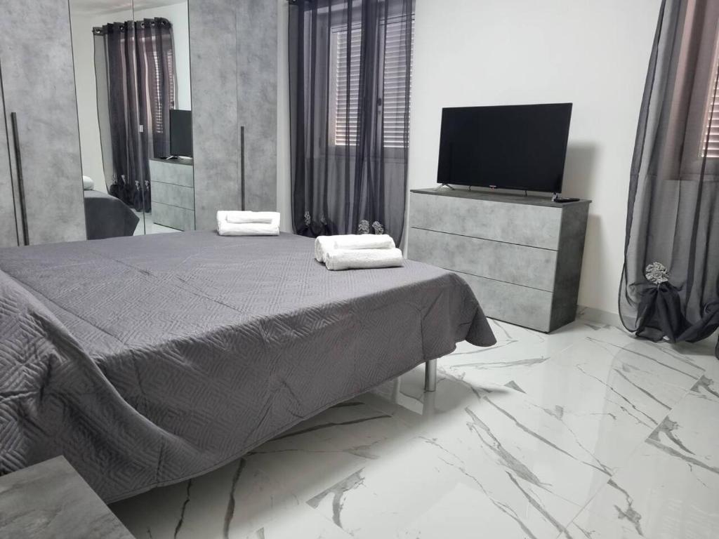 - une chambre avec un lit et une télévision à écran plat dans l'établissement Appartamento con ingresso indipendente, à Nola