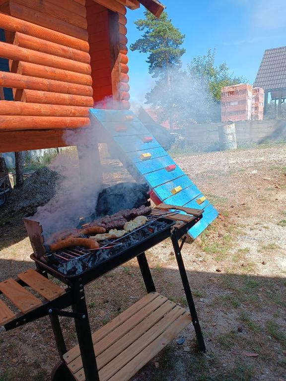 Sadržaji za pripremu roštilja na raspolaganju gostima u vili