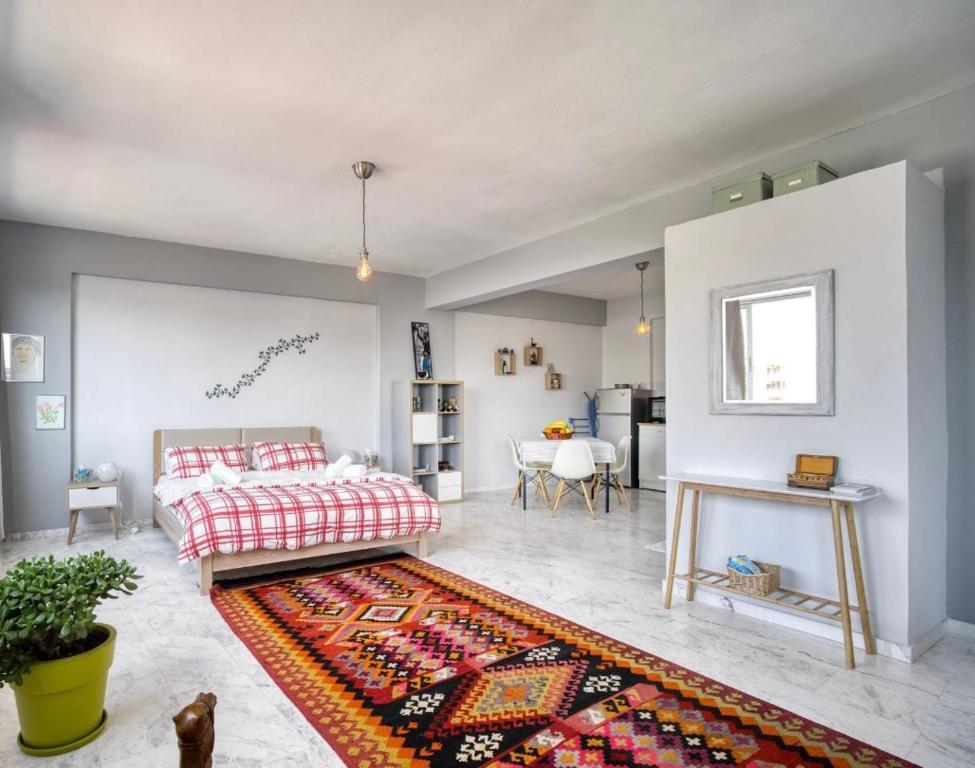 salon z łóżkiem i dywanem w obiekcie A little Taste of Home Apartments w Atenach