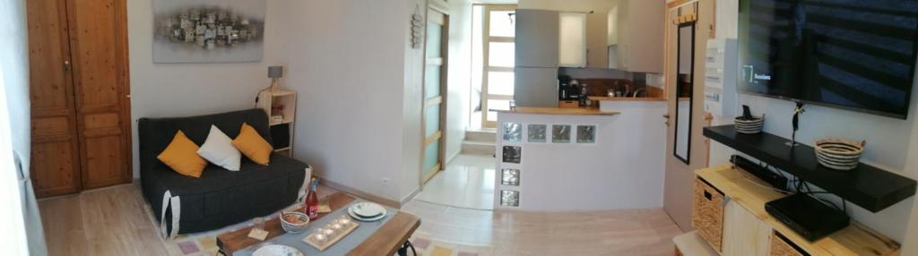 un salon avec un canapé et une télévision dans l'établissement L’étoile de Tunis, à Boulogne-sur-Mer