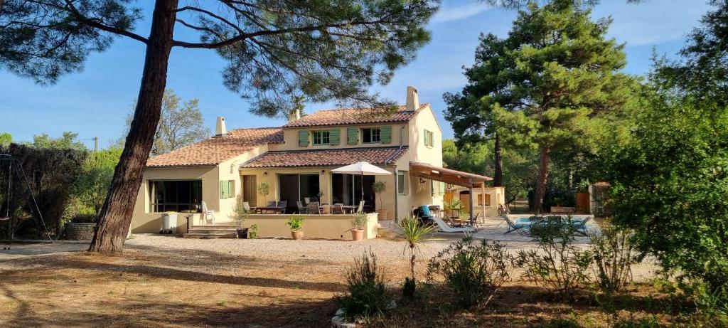 una casa con una piscina di fronte di Chambre d'hôte BB proche d'Aix en Provence a Éguilles