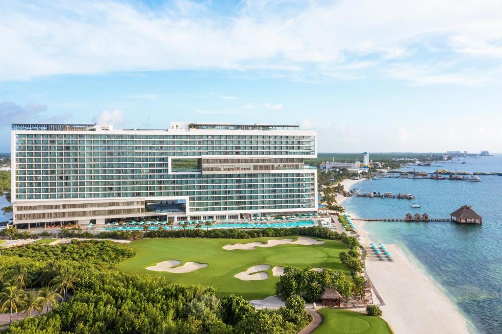 eine Luftansicht auf das Hotel und den Golfplatz des Resorts in der Unterkunft Dreams Vista Cancun Golf & Spa Resort in Cancún