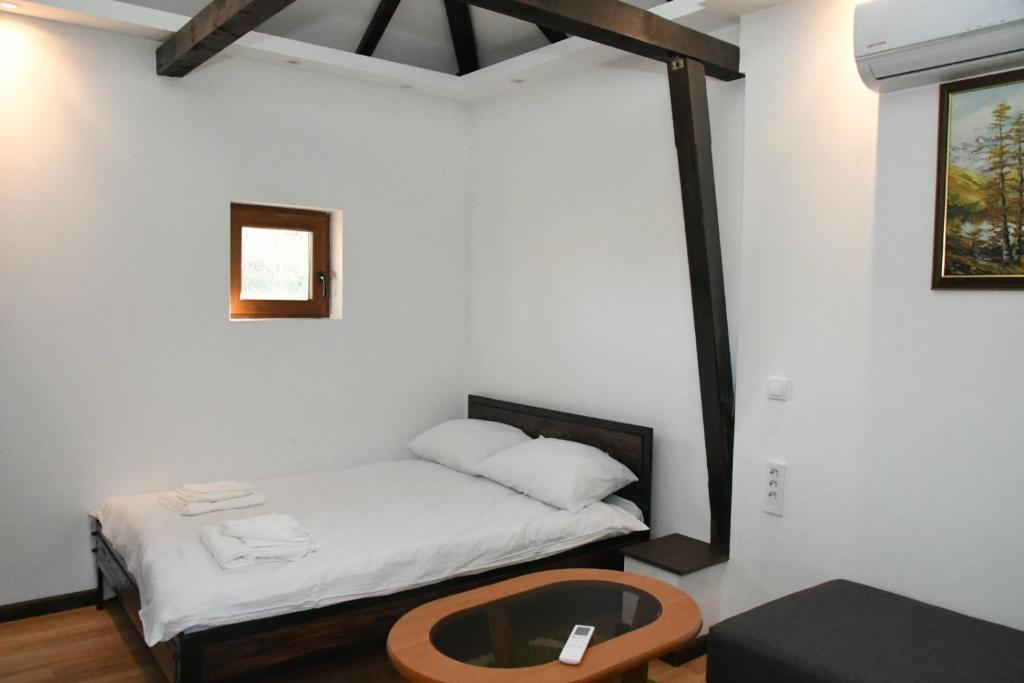 Habitación pequeña con cama y mesa en Vajat Vasiljević, en Mladenovac