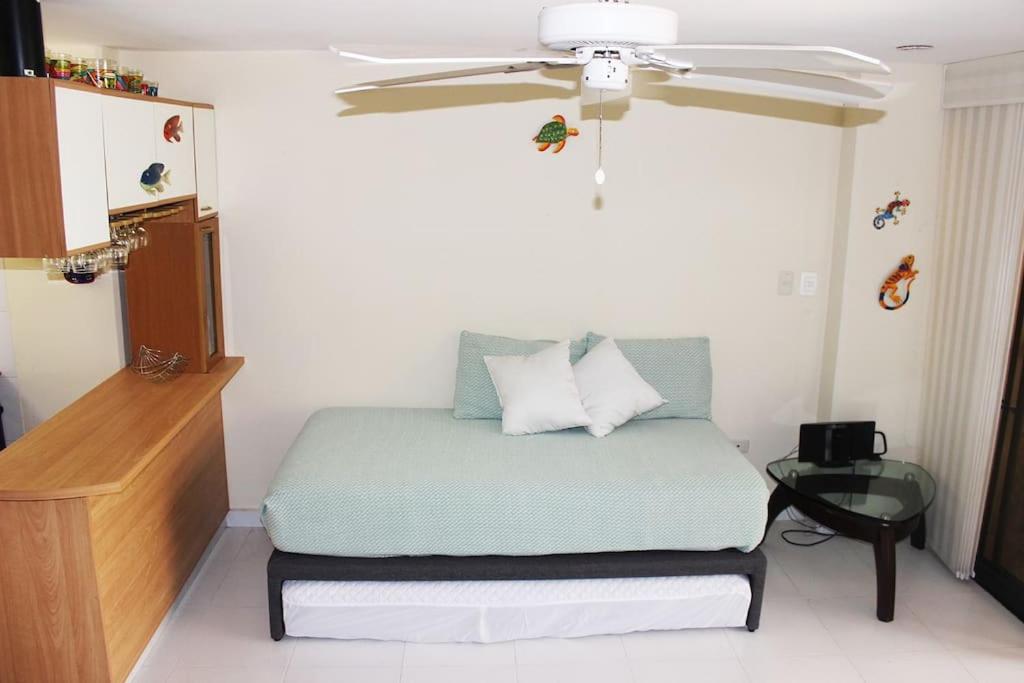 Dormitorio pequeño con cama y mesa en Apartamento - Resort Bunsichari, en Santa Marta