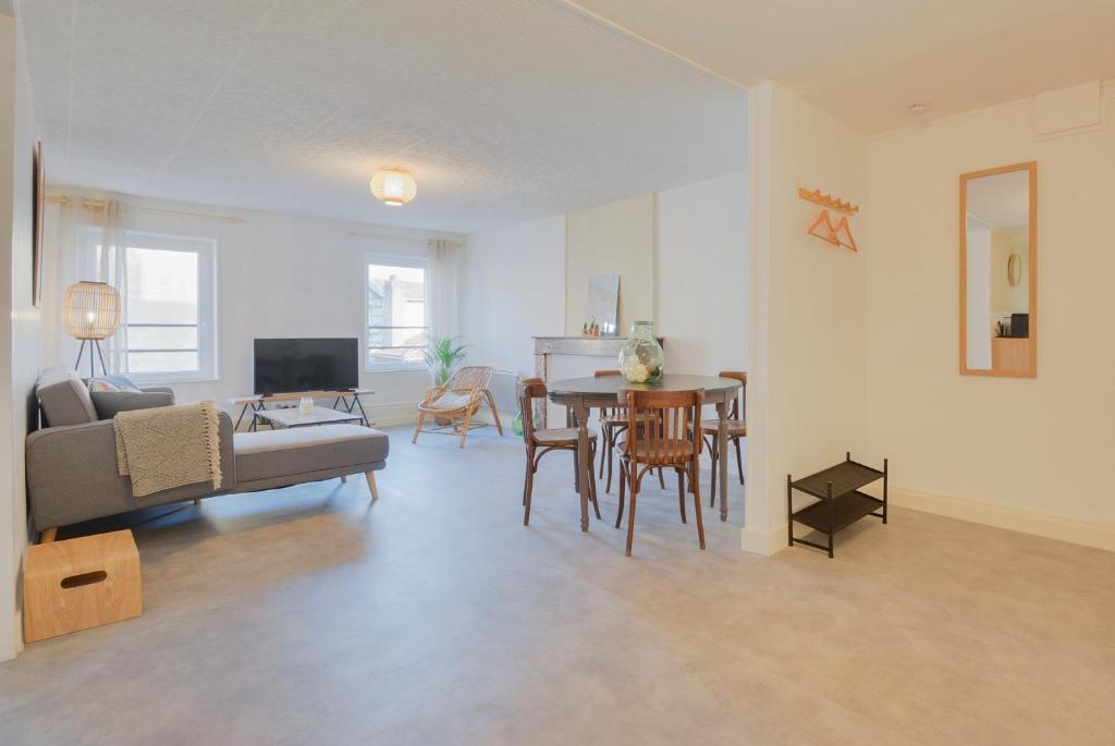 un salon avec un canapé et une table dans l'établissement Le repère de Poincaré, à Nancy