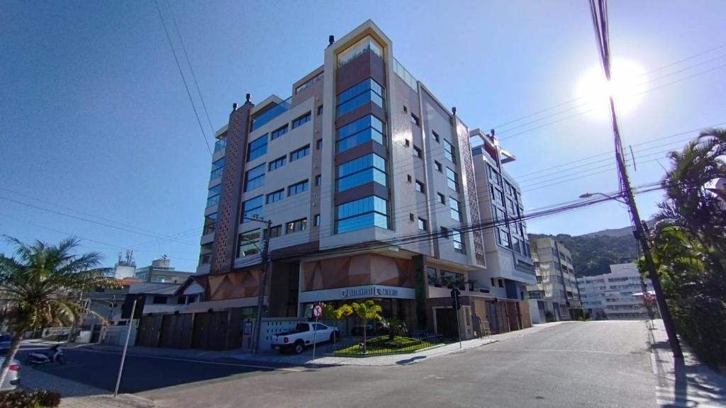 a large building on the corner of a street at Departamento en Bombhinas in Bombinhas