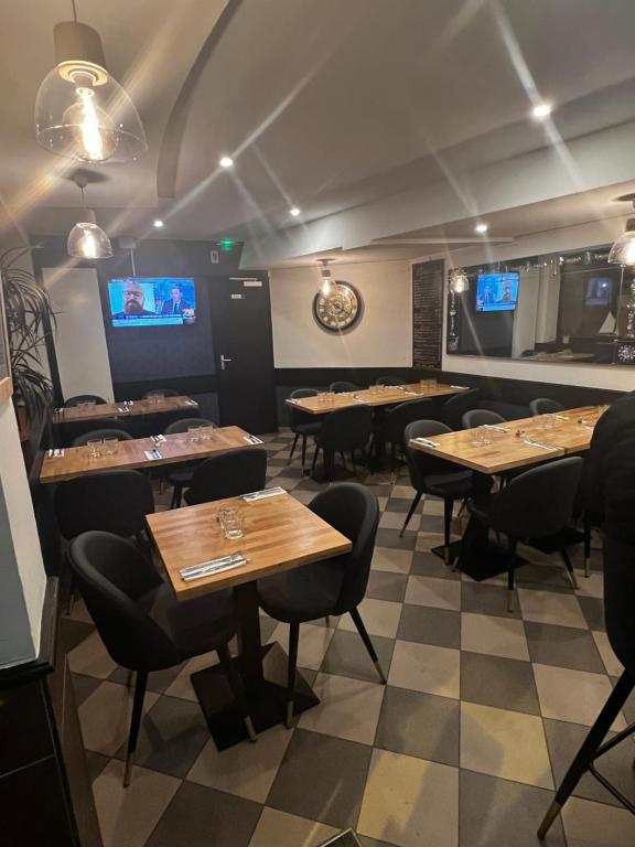 Auberge de l’Europe في إيفري سور سين: مطعم فيه طاولات وكراسي في الغرفة
