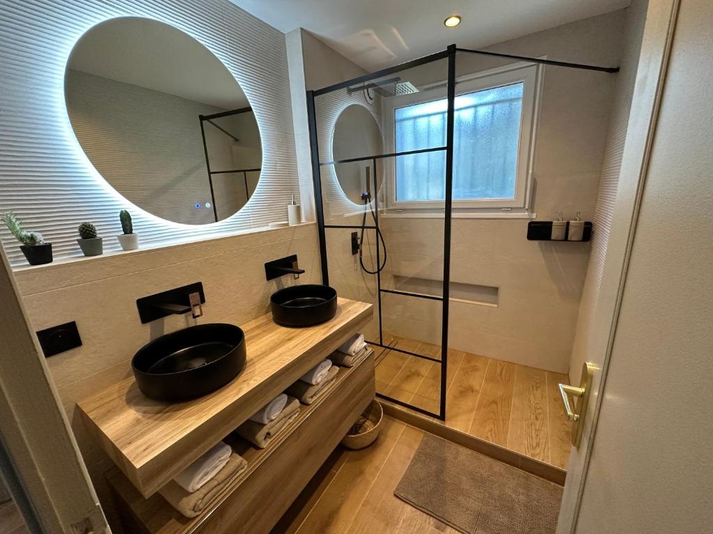 ein Bad mit einem Waschbecken und einem Spiegel in der Unterkunft Minois in Saint-Genest-Lerpt