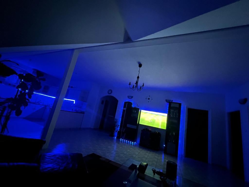 una sala de estar con luces azules en una habitación en Gabe's Nest, en Üröm