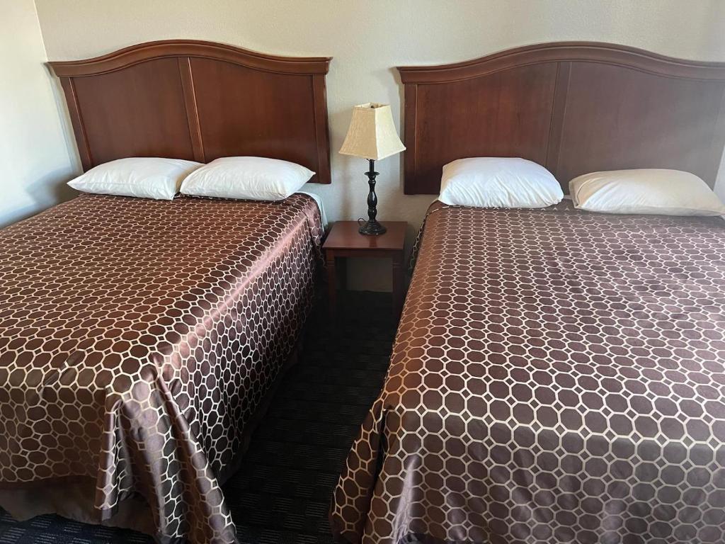 Postel nebo postele na pokoji v ubytování REGENCY INN
