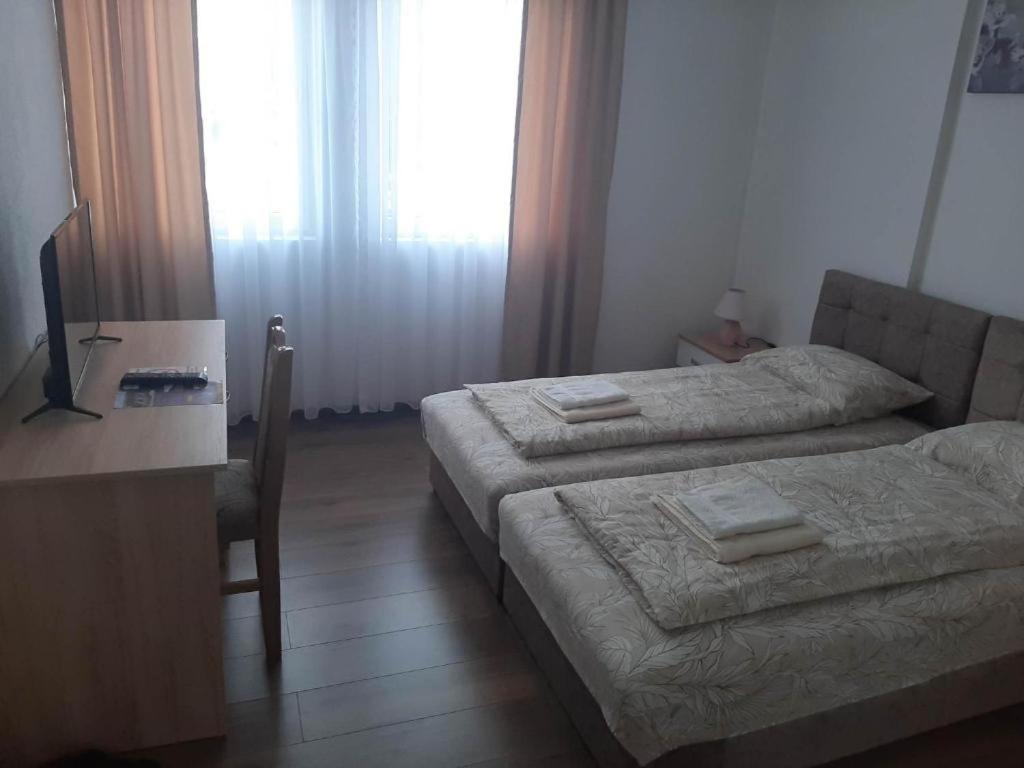 Postel nebo postele na pokoji v ubytování Apartmani Centar