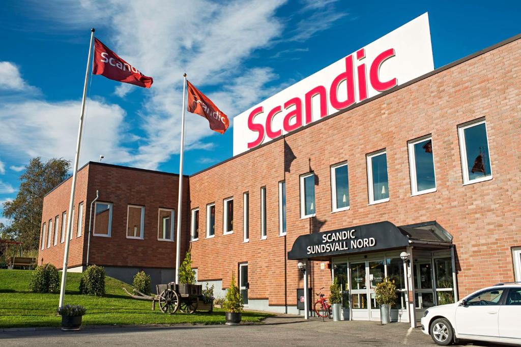 スンツヴァルにあるScandic Sundsvall Nordのカナダ国旗が2本目の建物