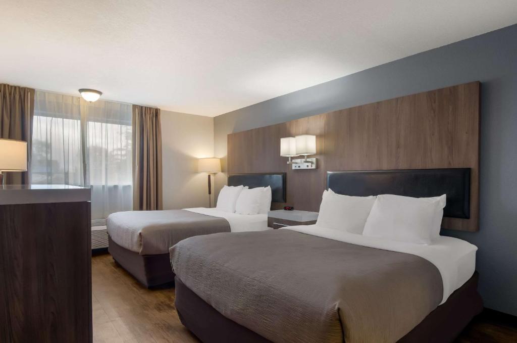 pokój hotelowy z 2 łóżkami i oknem w obiekcie Quality Inn & Suites Silverdale Bangor-Keyport w mieście Silverdale
