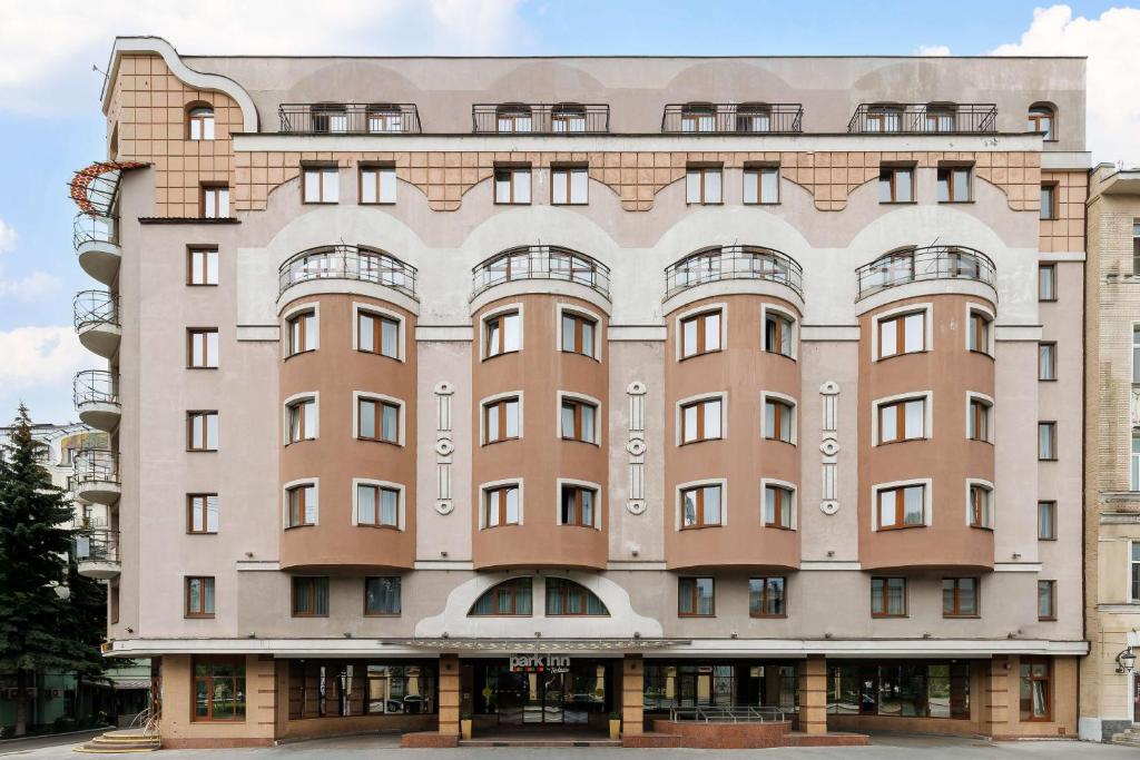 um grande edifício castanho com muitas janelas em Park Inn by Radisson Sadu em Moscovo