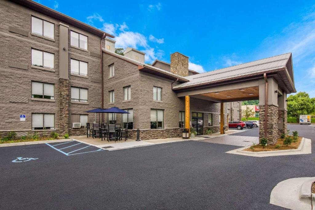 una representación de la parte delantera de un hotel con aparcamiento en Graystone Lodge, Ascend Hotel Collection en Boone