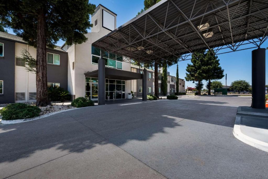 an empty parking lot in front of a building at Quality Inn Yuba City-Marysville in Yuba City