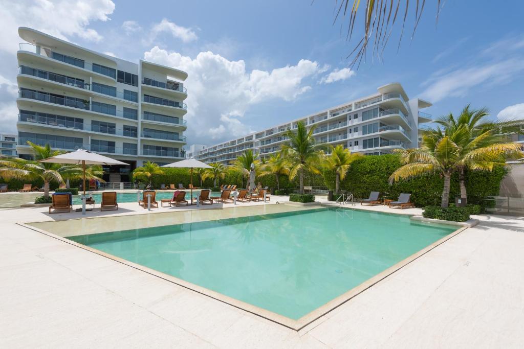 una piscina frente a un gran edificio en Lujoso Apartamento Con Salida Directa A La Playa Edificio Morros Eco, en Cartagena de Indias