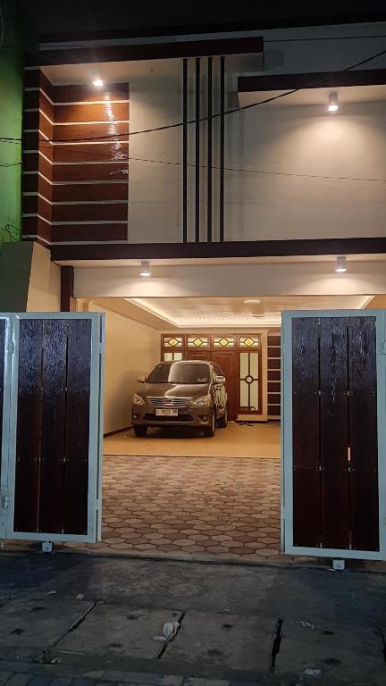 ein Auto, das in einer Garage parkt und ein Auto parkt in der Unterkunft Guest House Omah Ningrat Surabaya in Surabaya