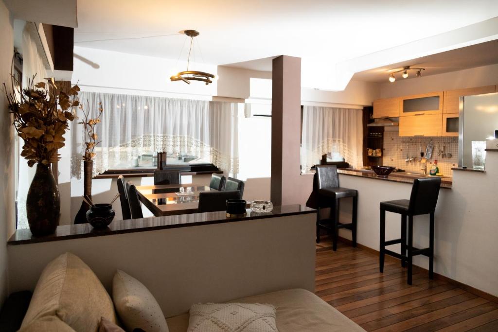 a living room with a couch and a kitchen at Apartament CENTRAL 1 in Drobeta-Turnu Severin