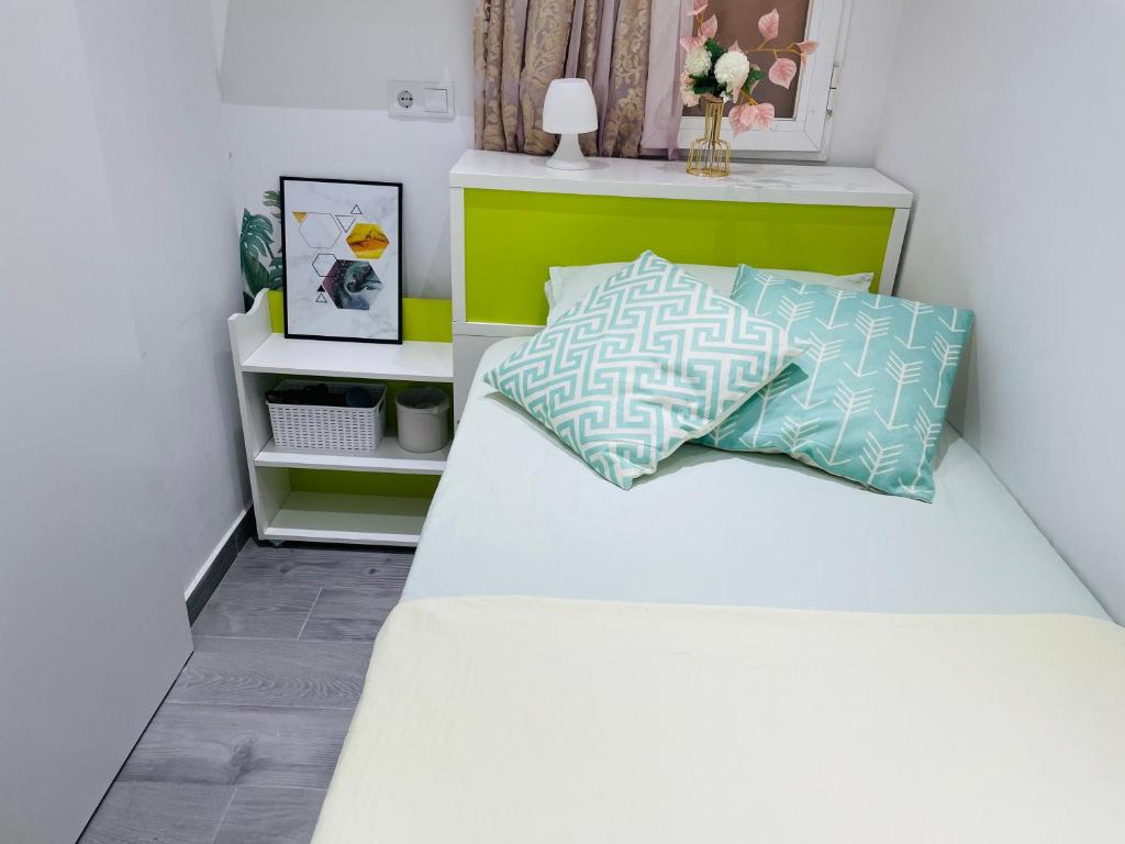 Un pat sau paturi într-o cameră la Fantastico Estudio Cuatro Camino