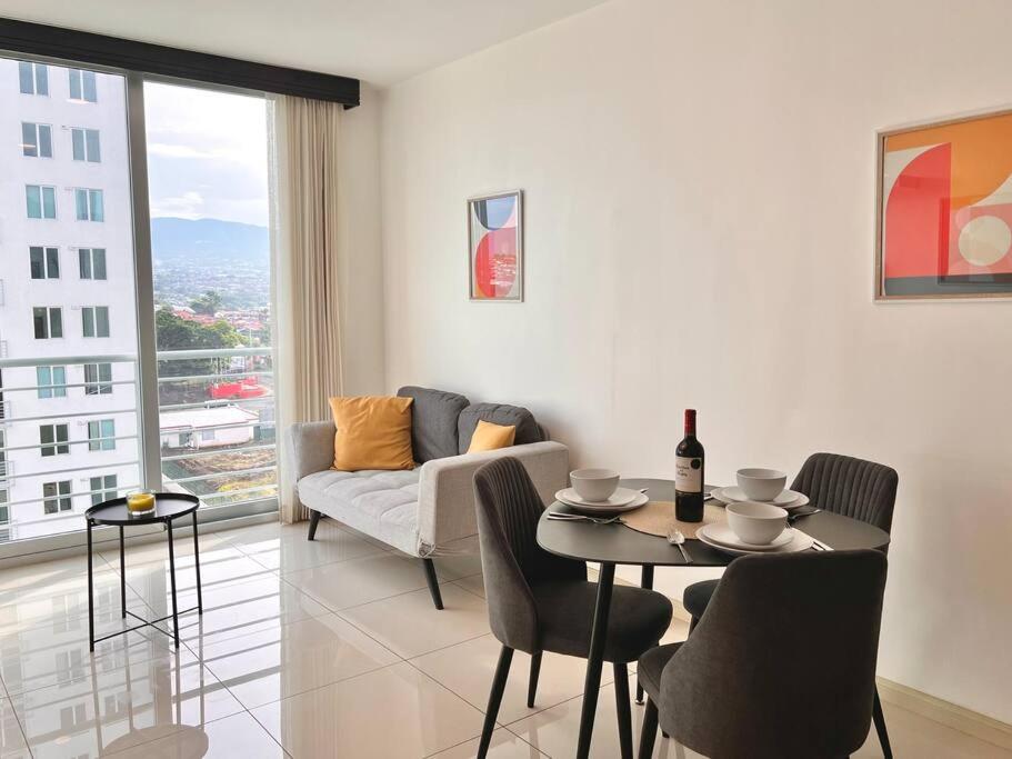 Executive Condo - 1008 - Pool, WiFi, Gym
