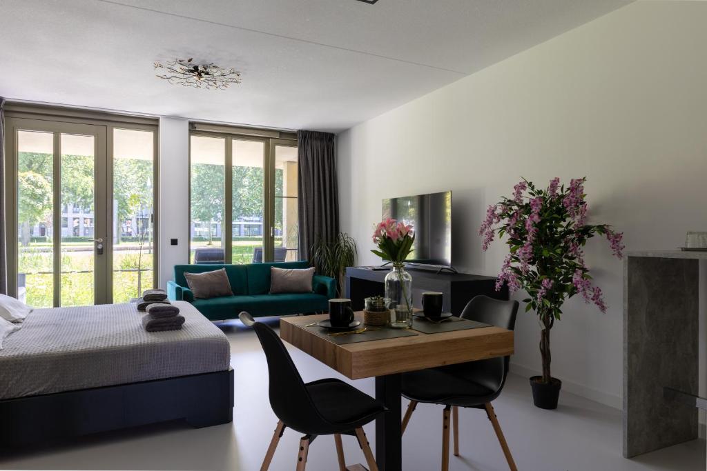 Schlafzimmer mit einem Bett, einem Tisch und Stühlen in der Unterkunft Luxury room with king size bed in Dordrecht
