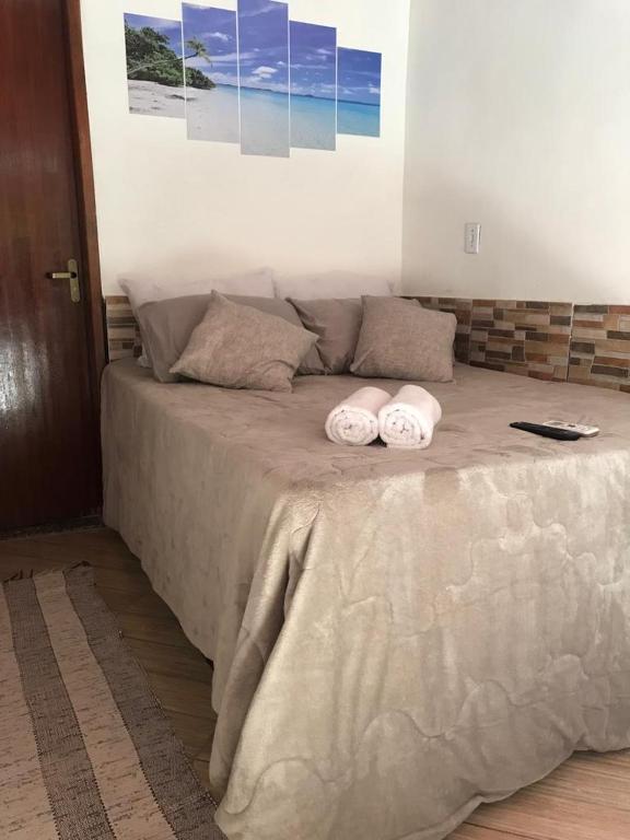 イーリャ・グランデにあるBLUE DOOR BRASILのベッドルーム1室(大型ベッド1台、枕2つ付)