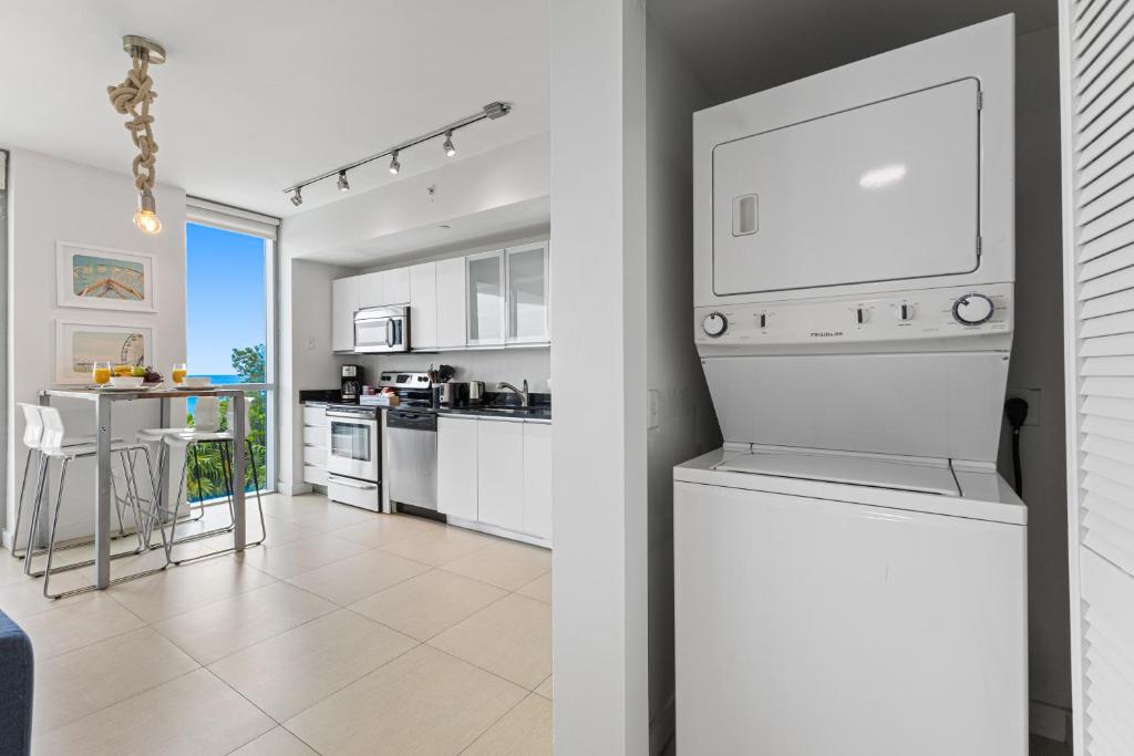 Dharma Home Suites Miami Beach at Monte Carlo - Apartamento Superior De Una Habitación Con Balcón - Vista Frente Al Mar