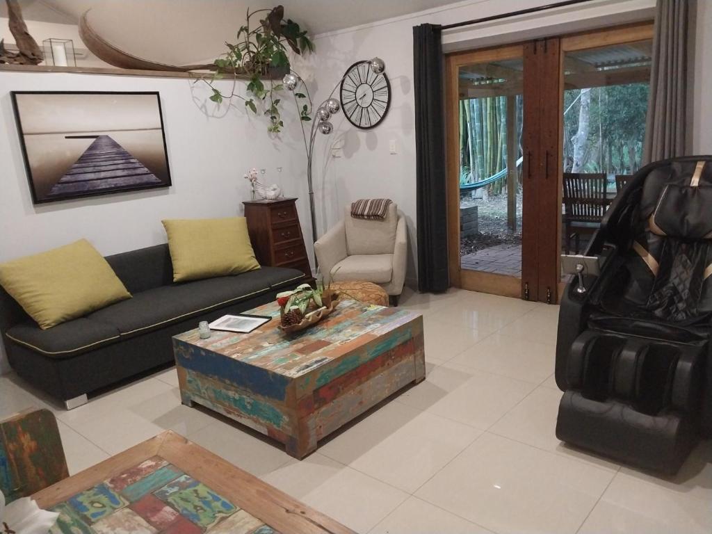 Oasis at Burringbar waterfront holiday - One-Bedroom House