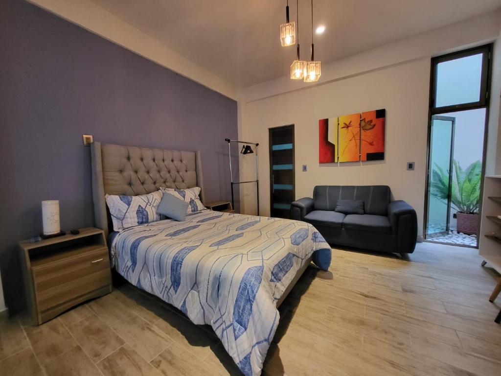 1 dormitorio con 1 cama y 1 sofá en San José en Orizaba