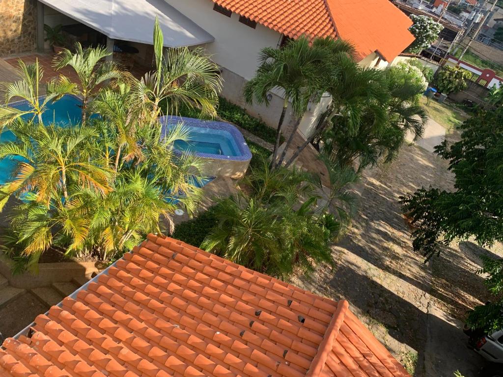 - une vue sur une maison avec des palmiers et un toit dans l'établissement Todo lo tienes en Pampatar, à Pampatar