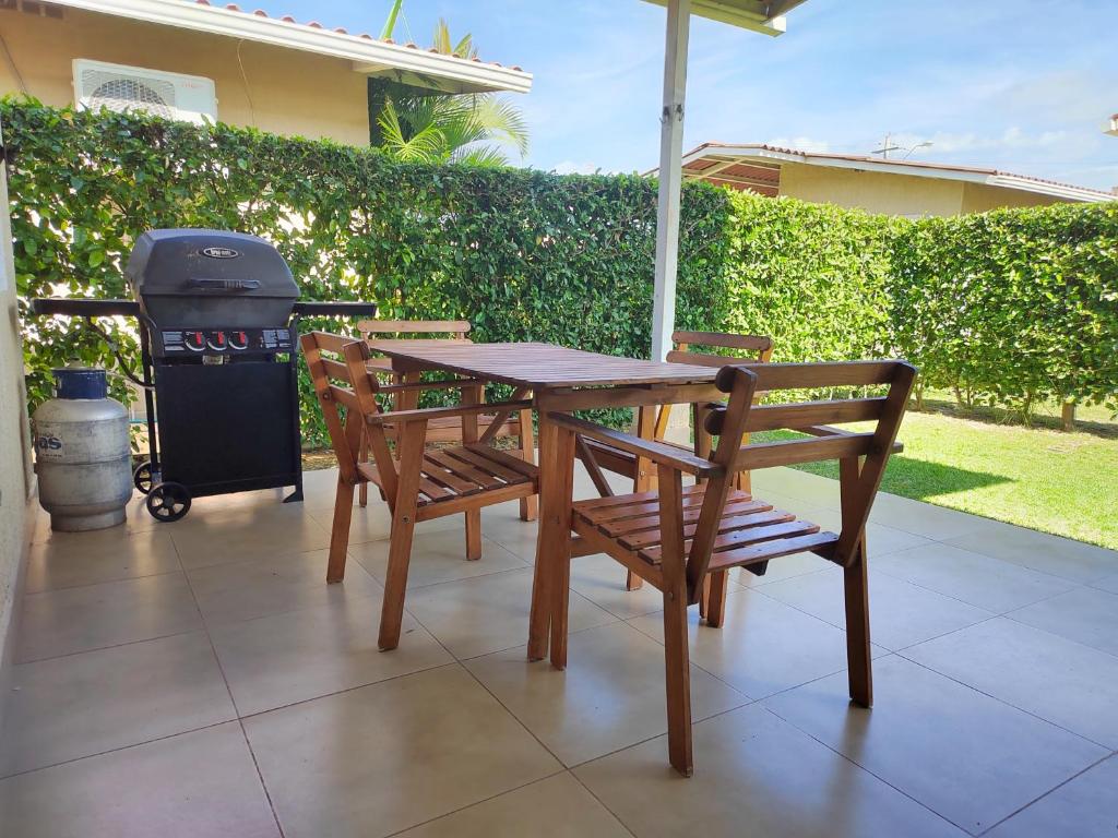 een tafel en twee stoelen en een grill op een patio bij Coronado Beach Paradise in El Llano del Medio