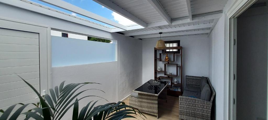 un soggiorno con porta scorrevole in vetro e finestra di Mi refugio en el mar a Playa Honda