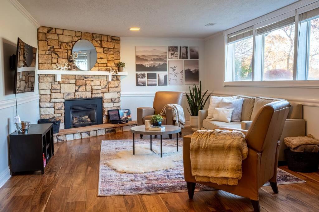 sala de estar con sofá y chimenea en Cottonwood Heights - Lower Level of Mountain Home!, en Cottonwood Heights