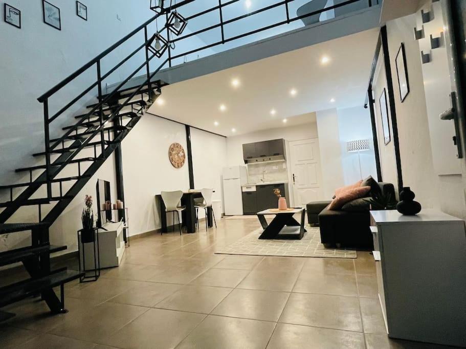 德拉瑪的住宿－Leos Dream Apartment，客厅位于房子内,设有螺旋楼梯
