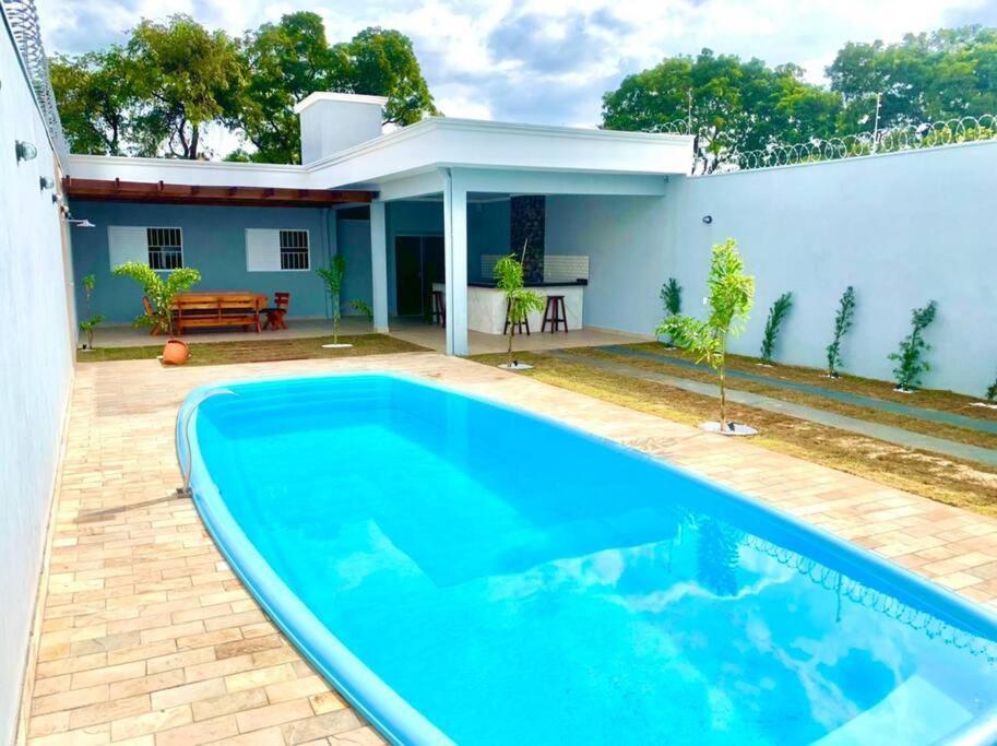a swimming pool in front of a house at Recanto Algodão-Doce - Área de Lazer em São Carlos in São Carlos