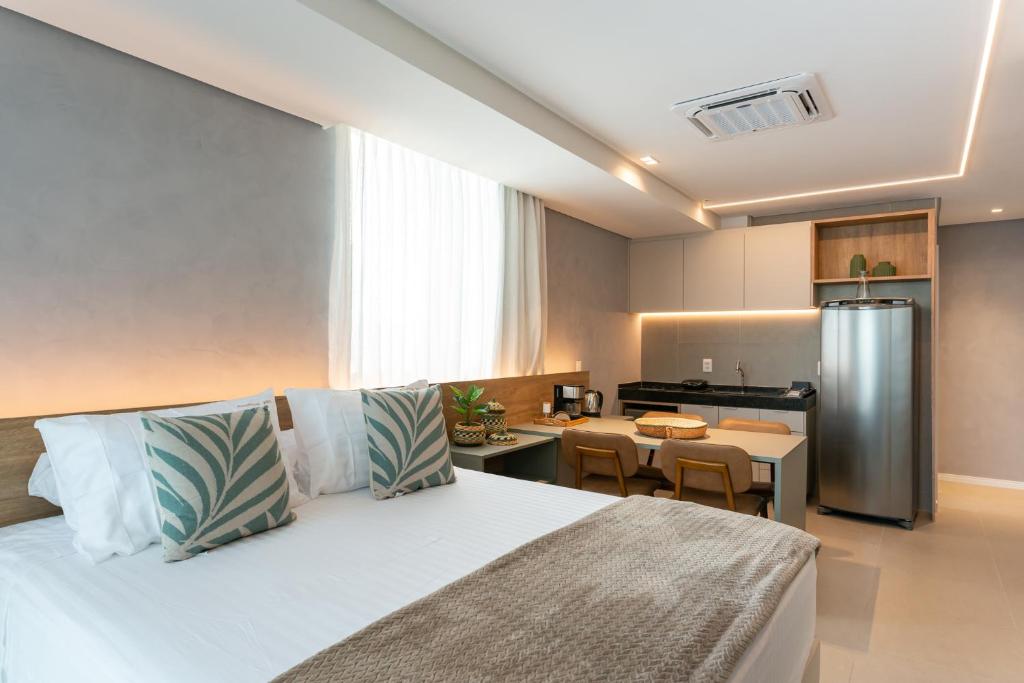 a hotel room with a bed and a kitchen at Flat de luxo Rooftop 201 in Recife