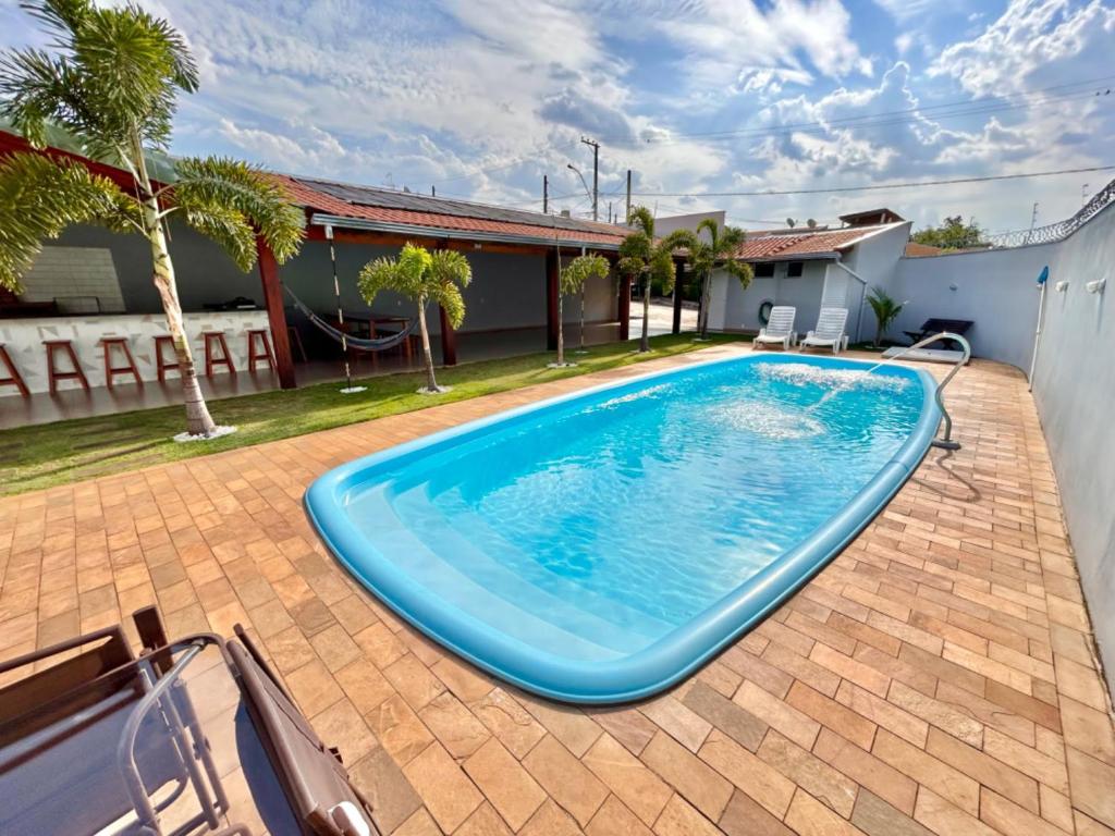 a swimming pool in the backyard of a house at Recanto das Palmeiras - área de lazer em São Carlos in São Carlos