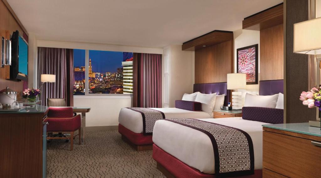 ein Hotelzimmer mit 2 Betten und einem Fenster in der Unterkunft Restful Unit at Mirage Casino Strip Las Vegas in Las Vegas