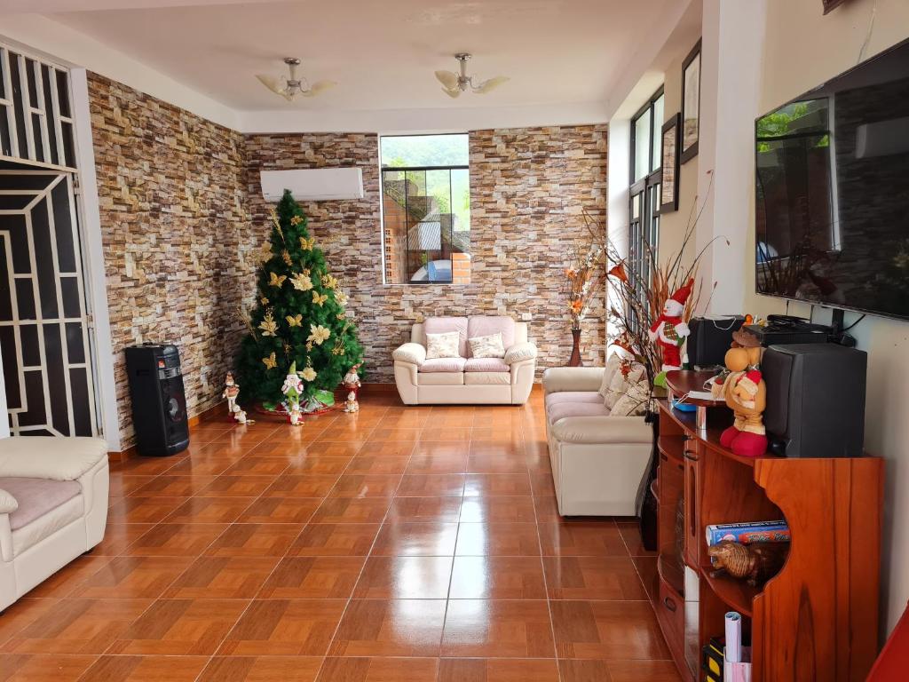 un salon avec un arbre de Noël et une télévision dans l'établissement Fundo Diaz - Chanchamayo, à Dolores