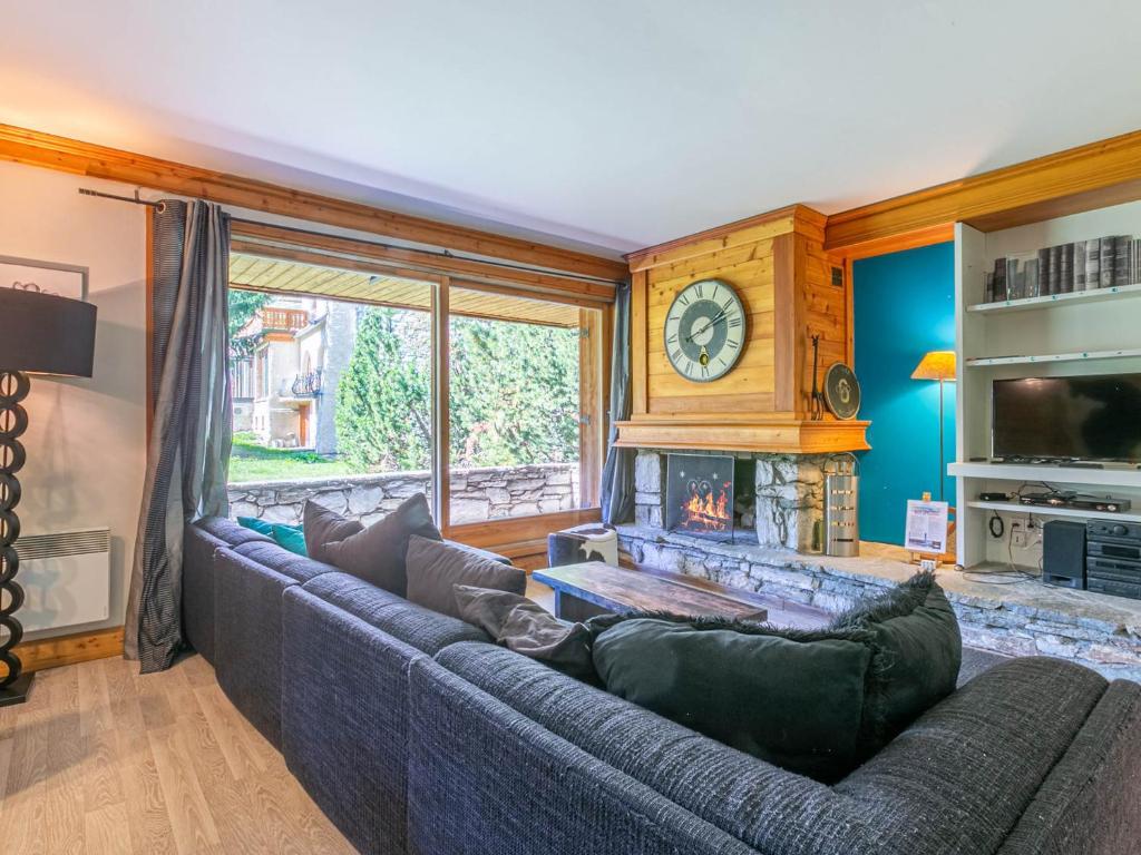 瓦勒迪泽尔Élégant 4 pièces avec terrasse plein Sud, cheminée, parking couvert, au centre proche pistes et commodités - FR-1-694-91的带沙发和壁炉的客厅