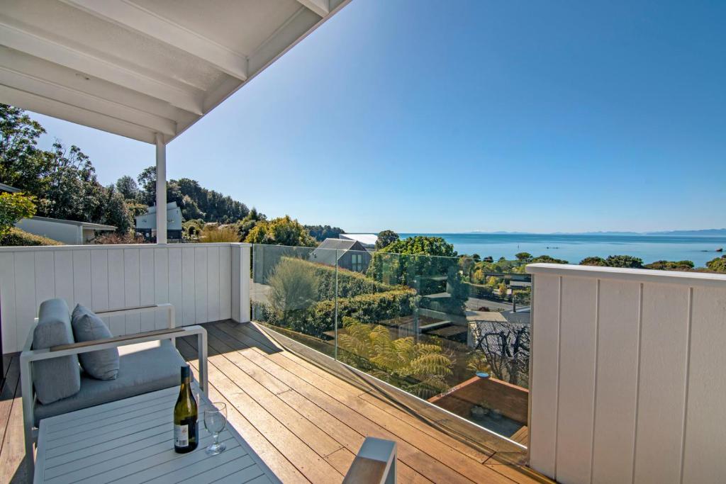 Cette maison dispose d'un balcon avec vue sur l'océan. dans l'établissement Kaiteriteri Crib - Kaiteriteri Holiday Home, à Kaiteriteri