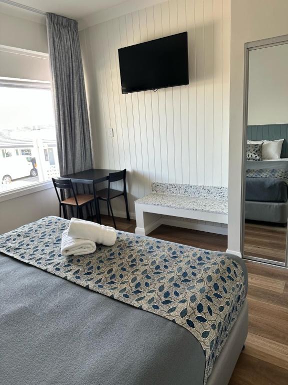 Postel nebo postele na pokoji v ubytování Surf Beach Motel Newcastle
