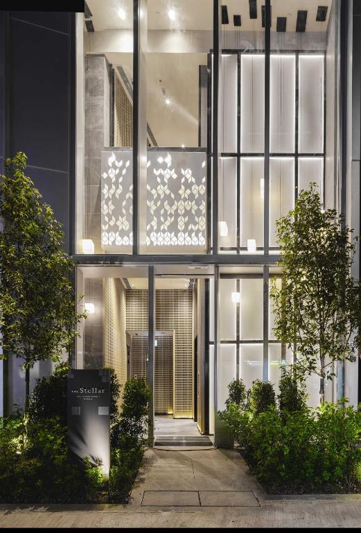 facciata di un edificio con porta di The Stellar a Hong Kong